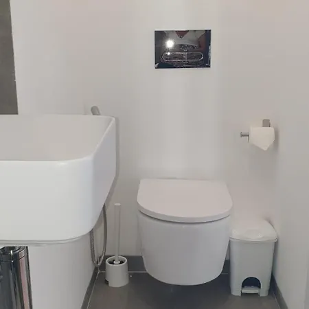 5Min Walk Subway & 10Min Drive Airport & Self Check-In *