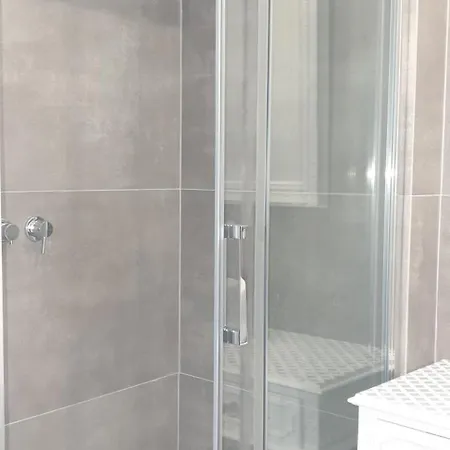 5min Walk To Subway & 10min Drive To Airport