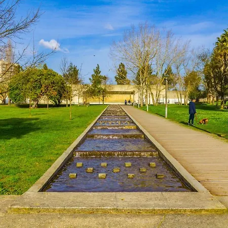 5min Walk To Subway & 10min Drive To Airport * Лиссабон