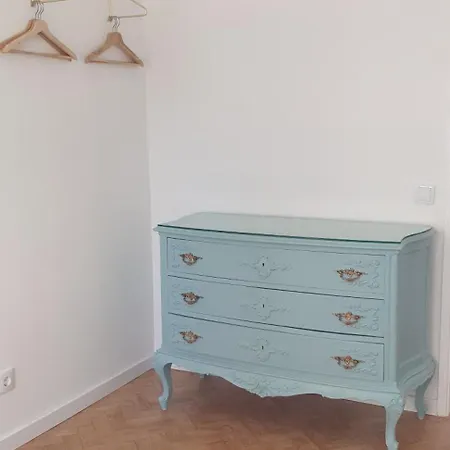 5min Walk To Subway & 10min Drive To Airport