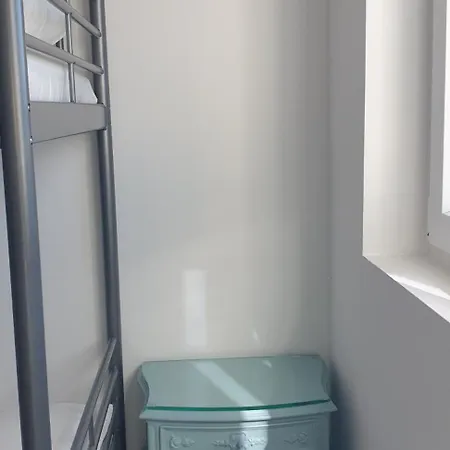 5min Walk To Subway & 10min Drive To Airport Apartman