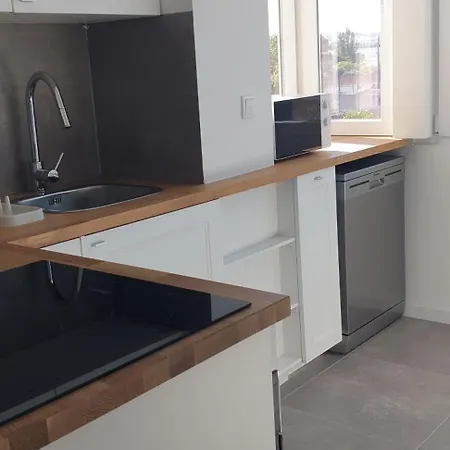 Appartamento 5min Walk To Subway & 10min Drive To Airport Lisbona