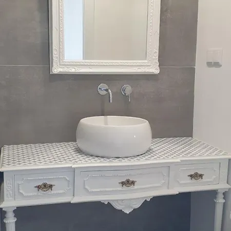 5min Walk To Subway & 10min Drive To Airport Apartman