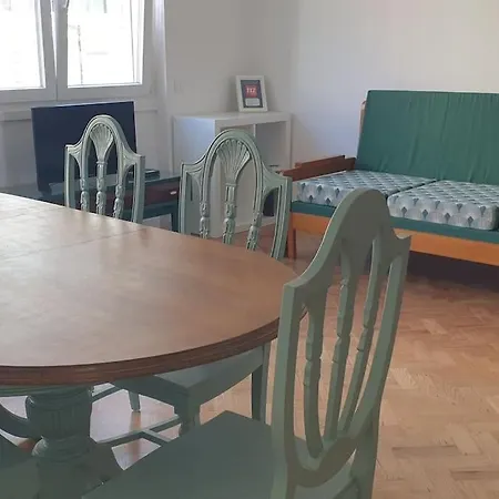 5min Walk To Subway & 10min Drive To Airport Apartman