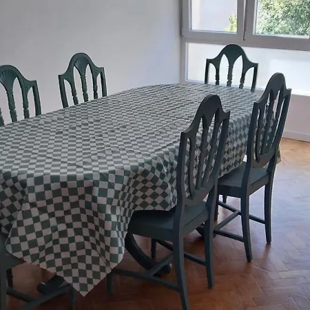 5min Walk To Subway & 10min Drive To Airport Apartman