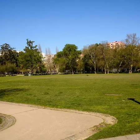 5min Walk To Subway & 10min Drive To Airport *