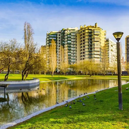 5min Walk To Subway & 10min Drive To Airport Apartman