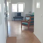 Apartment 5min Walk To Subway & 10min Drive To Airport