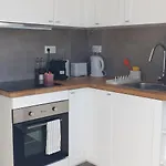 5min Walk To Subway & 10min Drive To Airport Apartment *