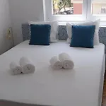 5min Walk To Subway & 10min Drive To Airport Apartment