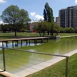 Apartment 5min Walk To Subway & 10min Drive To Airport Lissabon